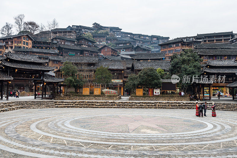 中国贵州省西江千户苗寨的传统木结构建筑和露天歌剧院。