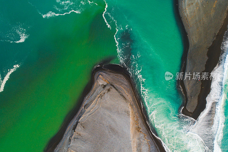 湖水与大海相遇。