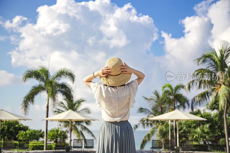 快乐的女人在海上享受自由