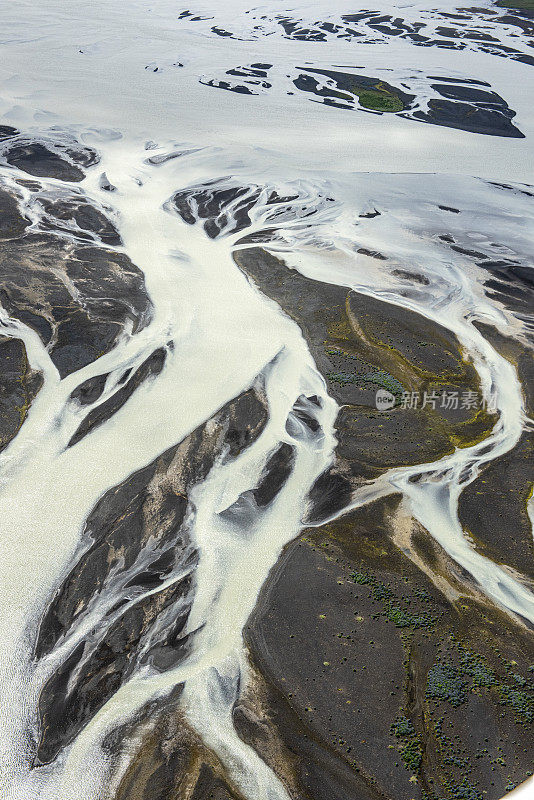 这是一架直升机拍摄到的冰岛冰川河流优美的曲线