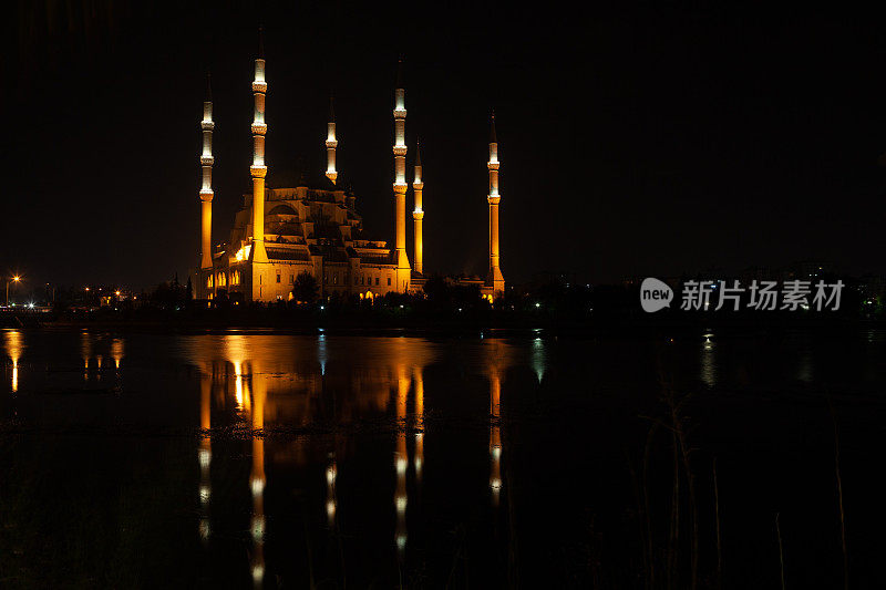 晚上的阿达纳・萨班奇清真寺