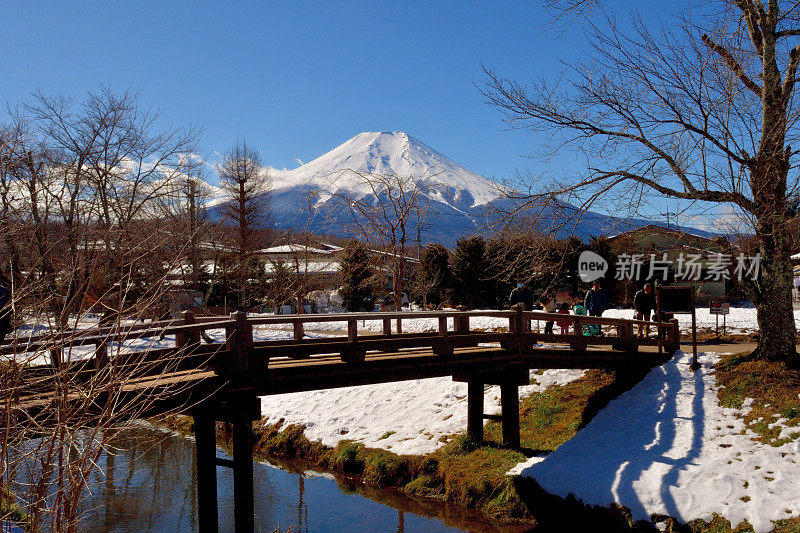 白雪覆盖的富士山，摄于山梨县大野hakkai