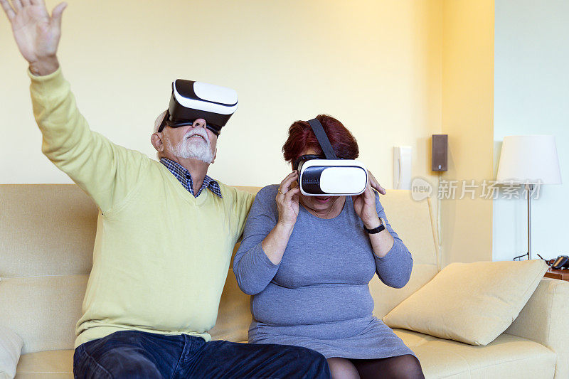 快乐的老年夫妇正在享受VR眼镜的乐趣。未来已经到来。