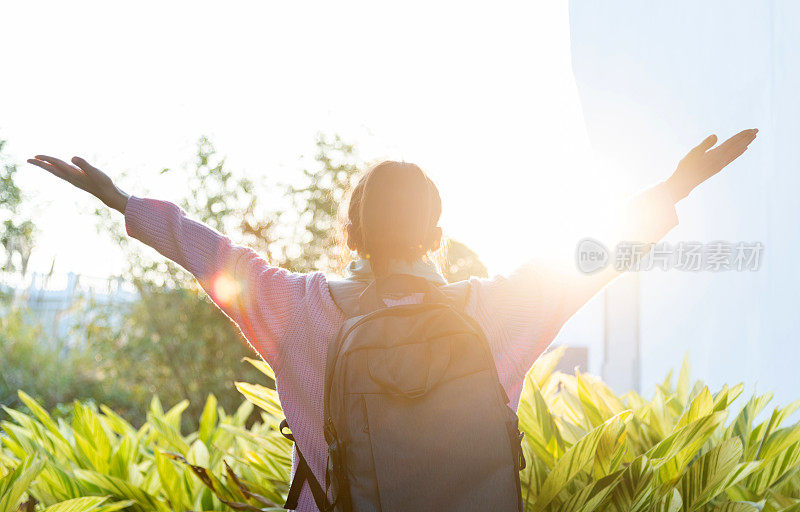 女人在公园里张开双臂