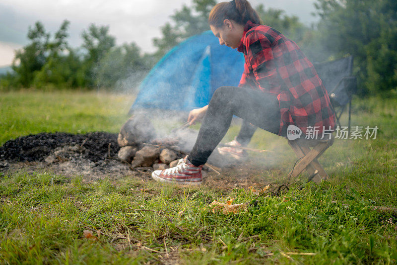 照料户外烧烤的女人