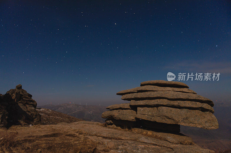 夜景与明亮的星星