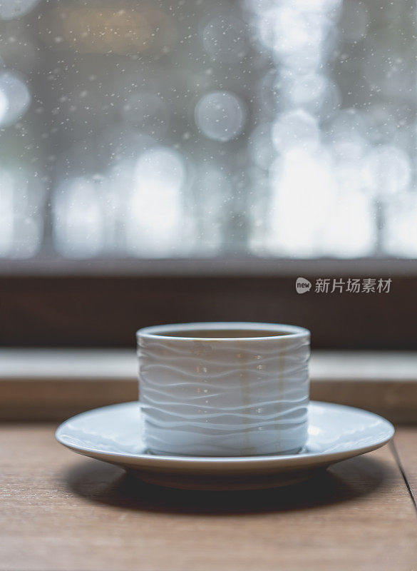 冬天在木桌上喝杯咖啡