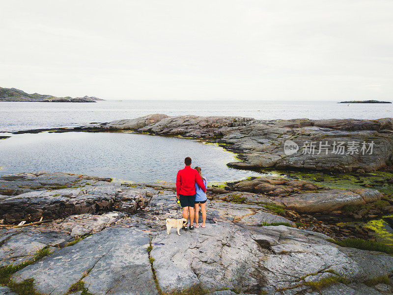 一家人在挪威北部的海岸欣赏美丽的风景