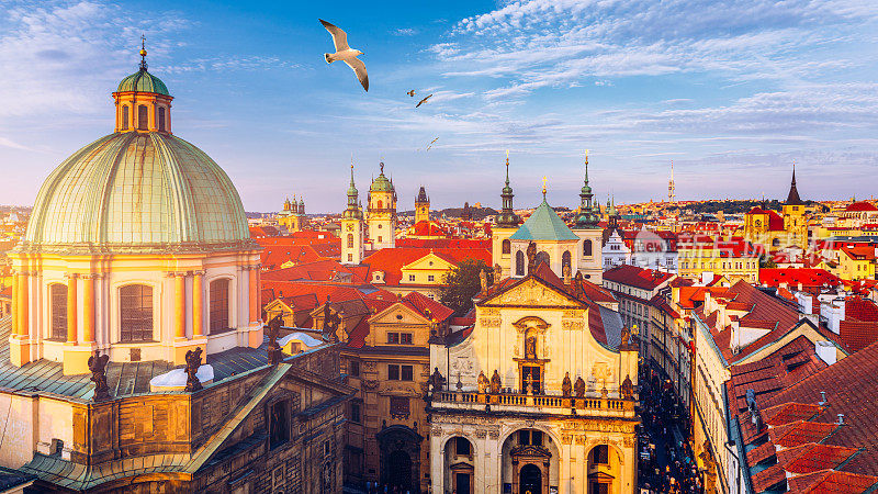 捷克共和国布拉格老城鸟瞰图。红色的屋顶瓦片，布拉格古城的全景。布拉格老城广场的房子有着传统的红屋顶。Czechia。