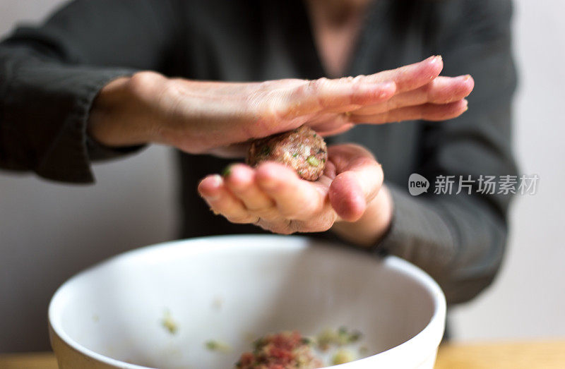 女人滚动肉丸特写