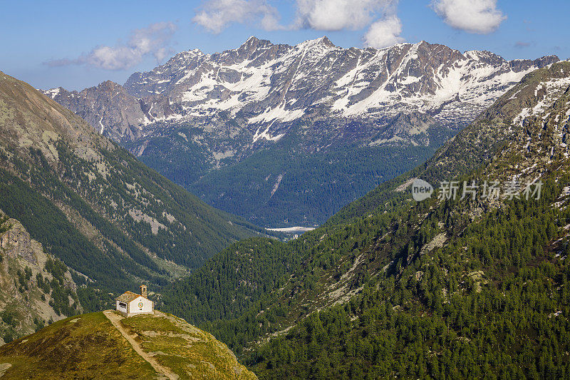 教堂教堂之上的田园诗白云石阿尔卑斯风景-大天堂，意大利