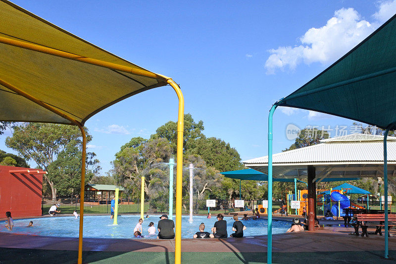 游客在澳大利亚西部珀斯天鹅谷的怀特曼公园游泳池