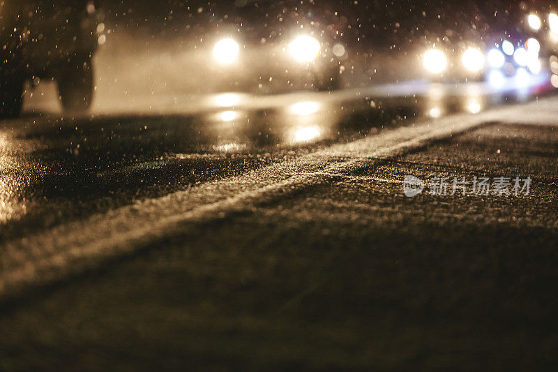 在冰雪潮湿的道路上驾驶美国西部冬季旅行系列