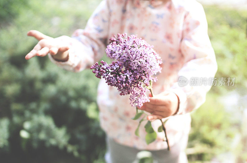 孩子给花。一个手里拿着花的小女孩。