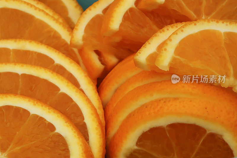 特写图像的橘子半片堆在盒子里，预先切的柑橘水果块用于酒精饮料