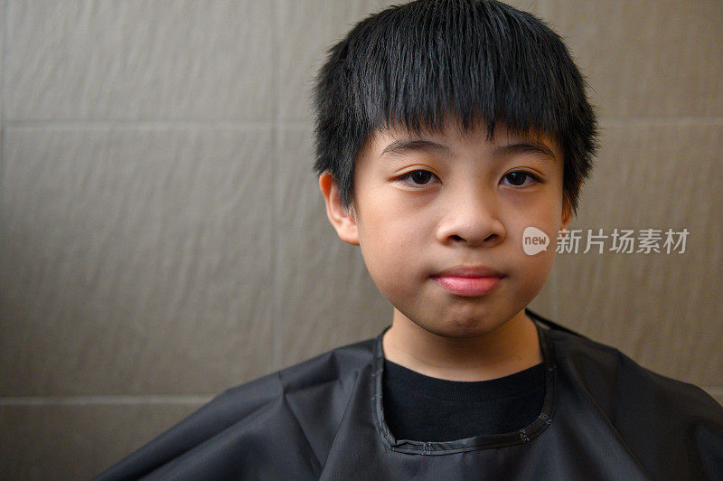 一个亚洲小男孩准备在封锁期间剪自己的头发