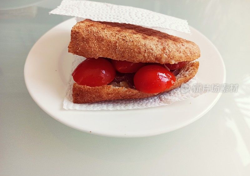 伊斯坦布尔的土耳其自制全麦面包配番茄和意大利辣香肠
