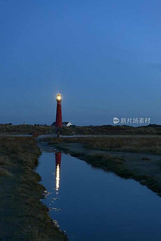 日落时分瓦登西地区席尔莫尼库格岛沙丘上的灯塔