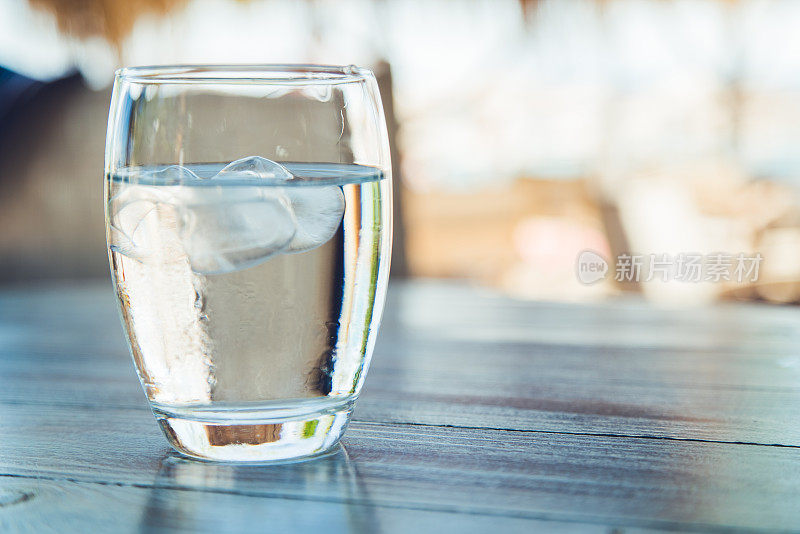 一杯加冰块的水