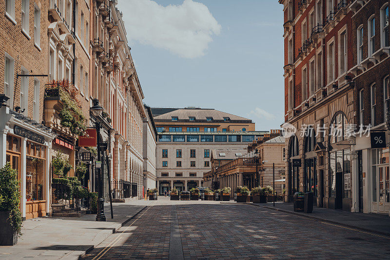 英国伦敦考文特花园空荡荡的街道和关门的商店。