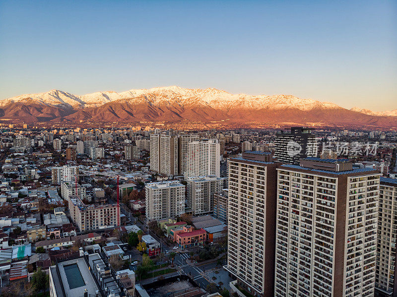 以白雪皑皑的安第斯山脉为背景的智利圣地亚哥