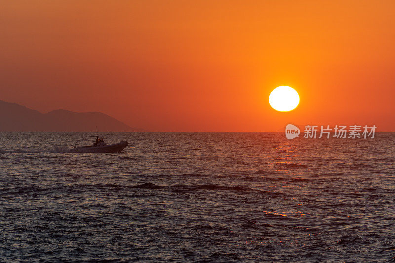 夕阳下的游船，背景是Ischia和Procida群岛