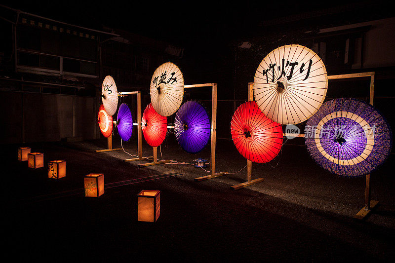 五彩缤纷的蜡烛灯在日本传统的竹节在夏天