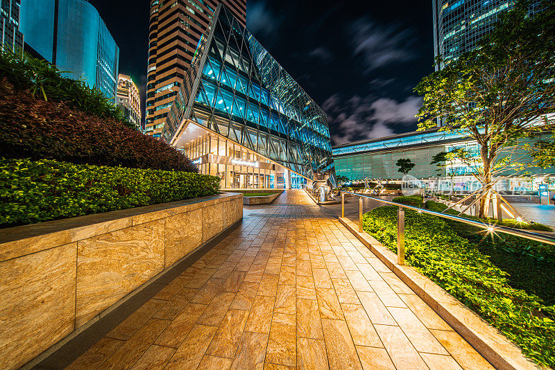 空瓷砖平台与现代建筑的背景