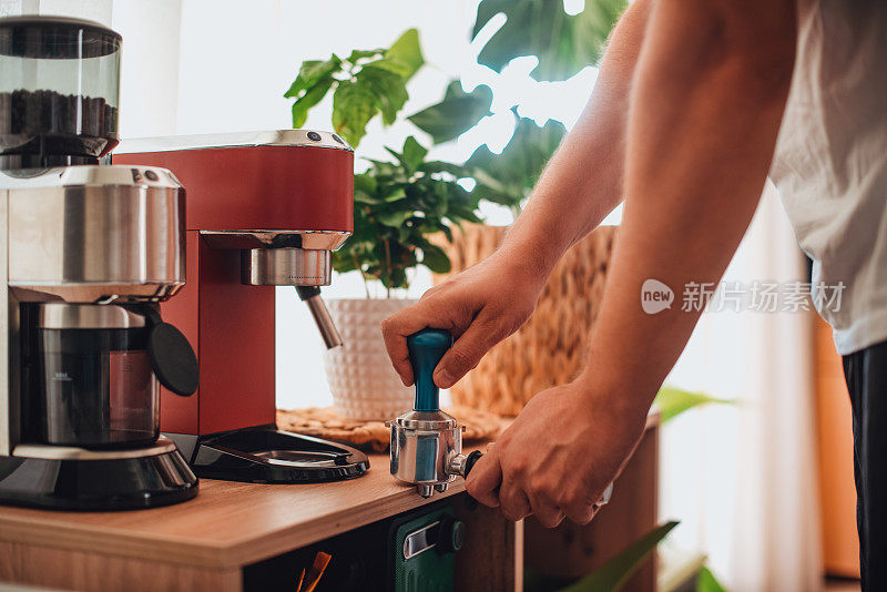 男人在现代家庭里煮咖啡