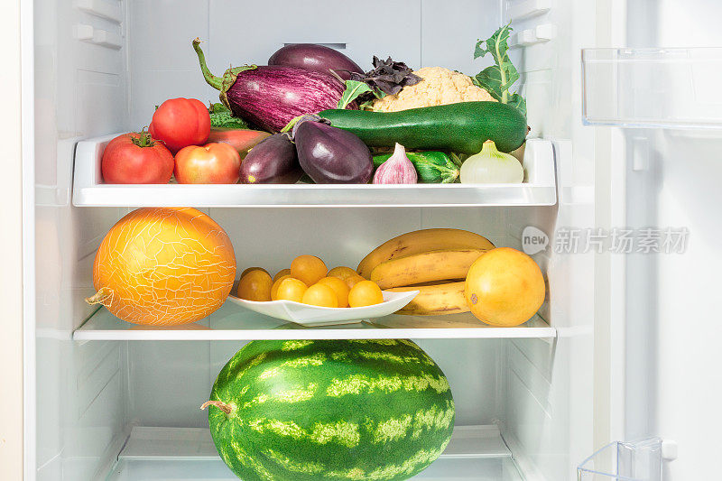 冰箱里放蔬菜和水果的架子。打开冰箱装满蔬菜和香草。健康食品。健康的生活方式的概念。copyspace