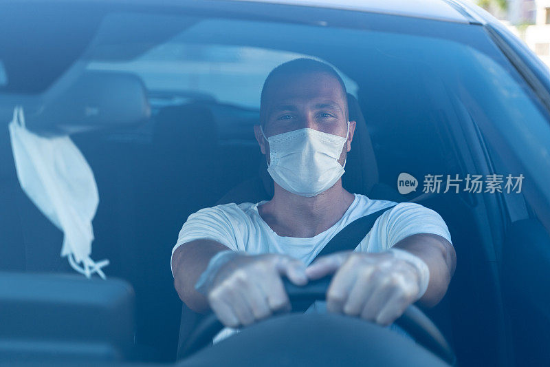 戴着医用防护口罩的司机肖像。在大流行疾病。