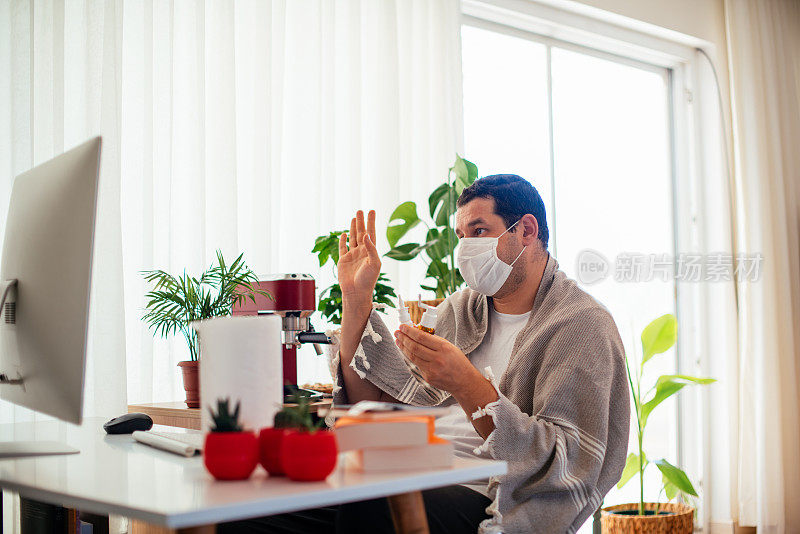 戴着无菌口罩的男子与医生视频通话