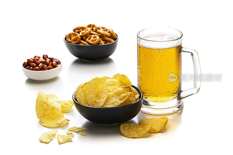 啤酒杯和薯片在一个碗孤立在白色背景