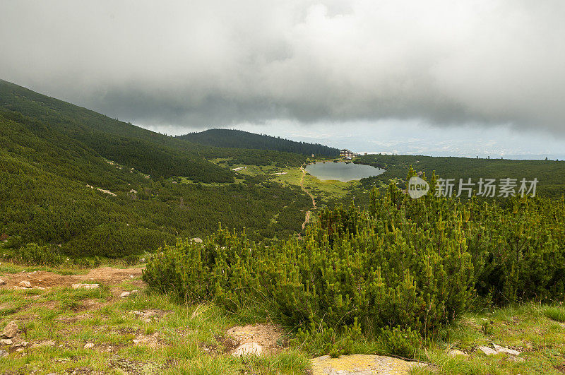 保加利亚皮林山的贝兹博格小屋和湖。