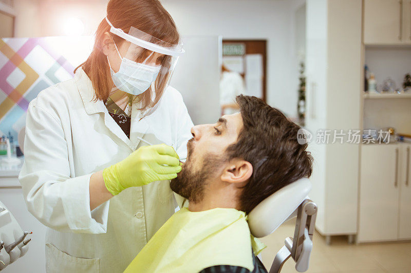 一个年轻人去看牙医
