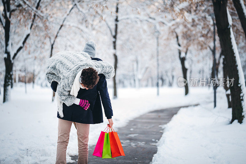 雪中的年轻夫妇