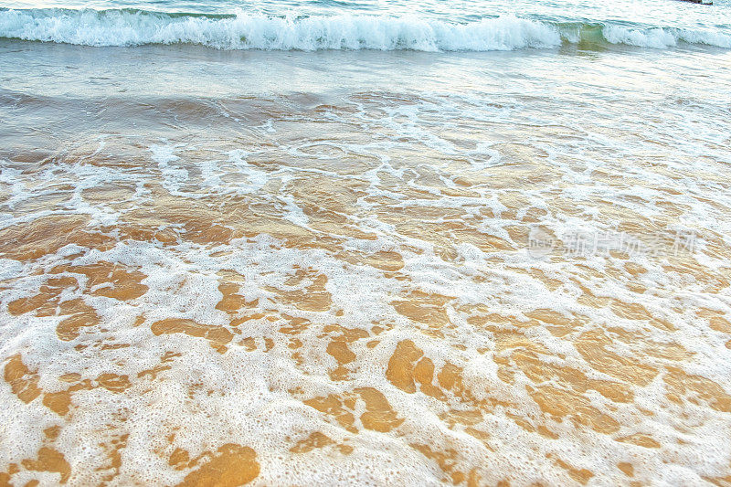 日落时海浪拍岸的声音