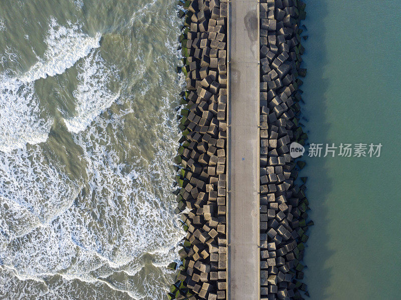 斯赫弗宁根港口入口处的码头鸟瞰图