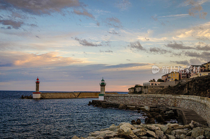日落时分，法国科西嘉岛巴斯蒂亚的老港口(维厄港)上的灯塔。