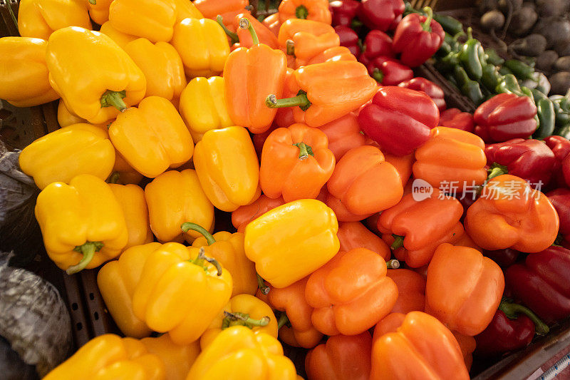 户外农贸市场展出的各种青椒