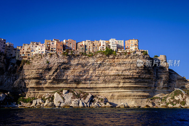 从博尼法乔老城的海边景色，戏剧性地坐落在侵蚀的石灰岩岬上。法国科西嘉岛
