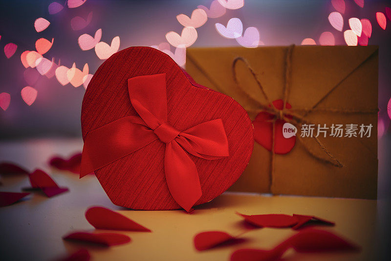 情人节背景与心形礼物和信封与红色的心