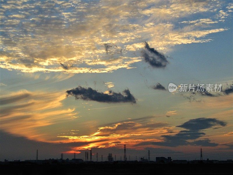 日本。11月。江户川上的日落，靠近东京。戏剧性的天空