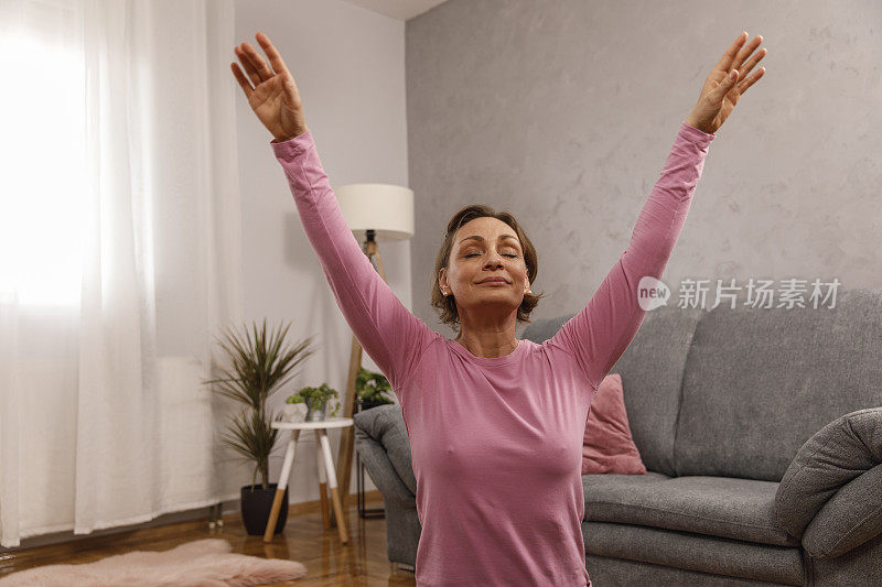 一个女人在做瑜伽的时候练习呼吸