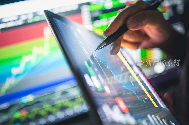 投资者经理分析财务图表交易在线投资数据价格加密货币市场图表，管理风险。
