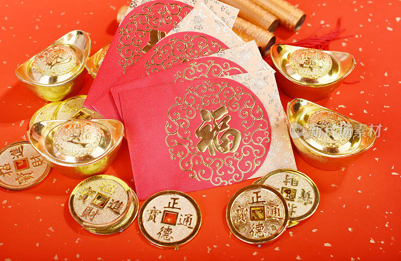 中国新年装饰品——金元宝、橙、金币、金算盘，中国书法翻译:新年好祝福