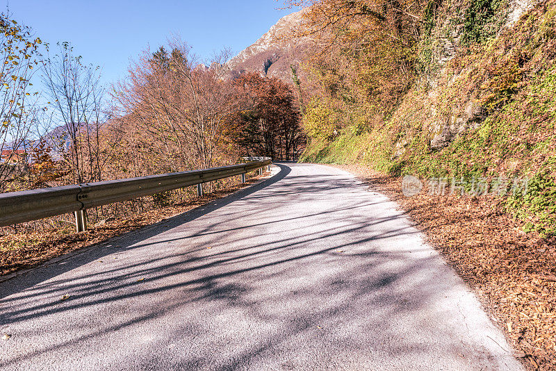 在斯洛文尼亚阿尔卑斯山的蜿蜒道路在秋季