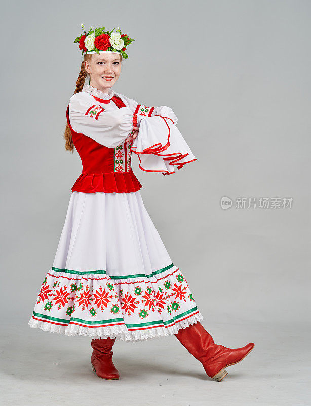 穿着白俄罗斯传统服装的红发女孩正在跳民族舞蹈