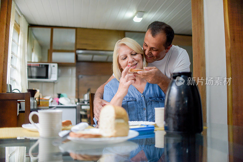 情人节在家，夫妻一起在家吃早餐。