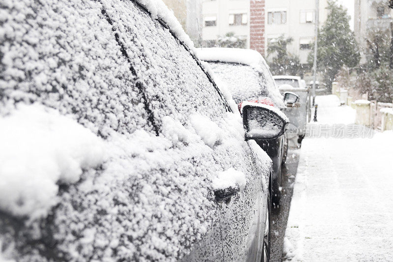 白雪覆盖的后视镜